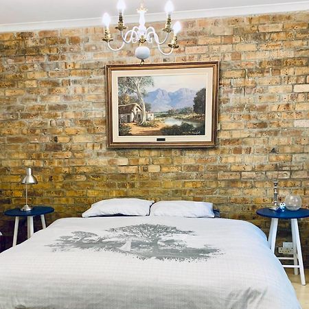 The Little Hideaway Guesthouse สเตลเลนบอช ภายนอก รูปภาพ