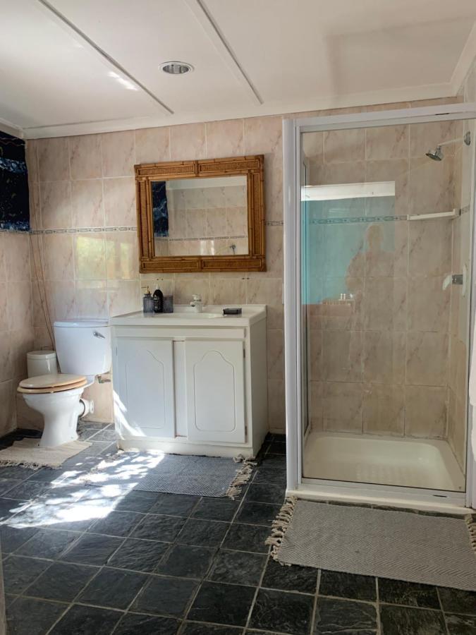 The Little Hideaway Guesthouse สเตลเลนบอช ภายนอก รูปภาพ