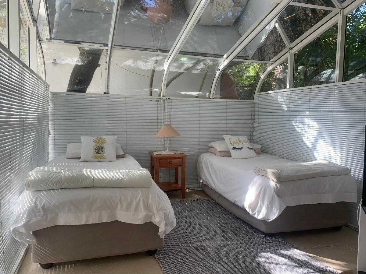 The Little Hideaway Guesthouse สเตลเลนบอช ภายนอก รูปภาพ