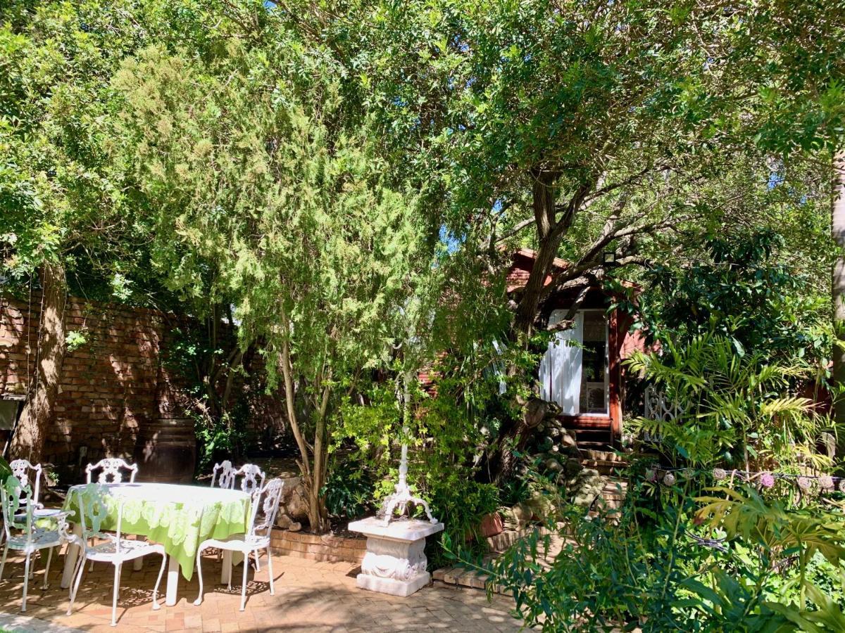 The Little Hideaway Guesthouse สเตลเลนบอช ภายนอก รูปภาพ