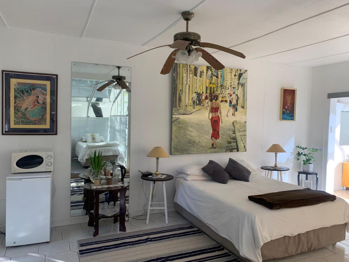 The Little Hideaway Guesthouse สเตลเลนบอช ภายนอก รูปภาพ