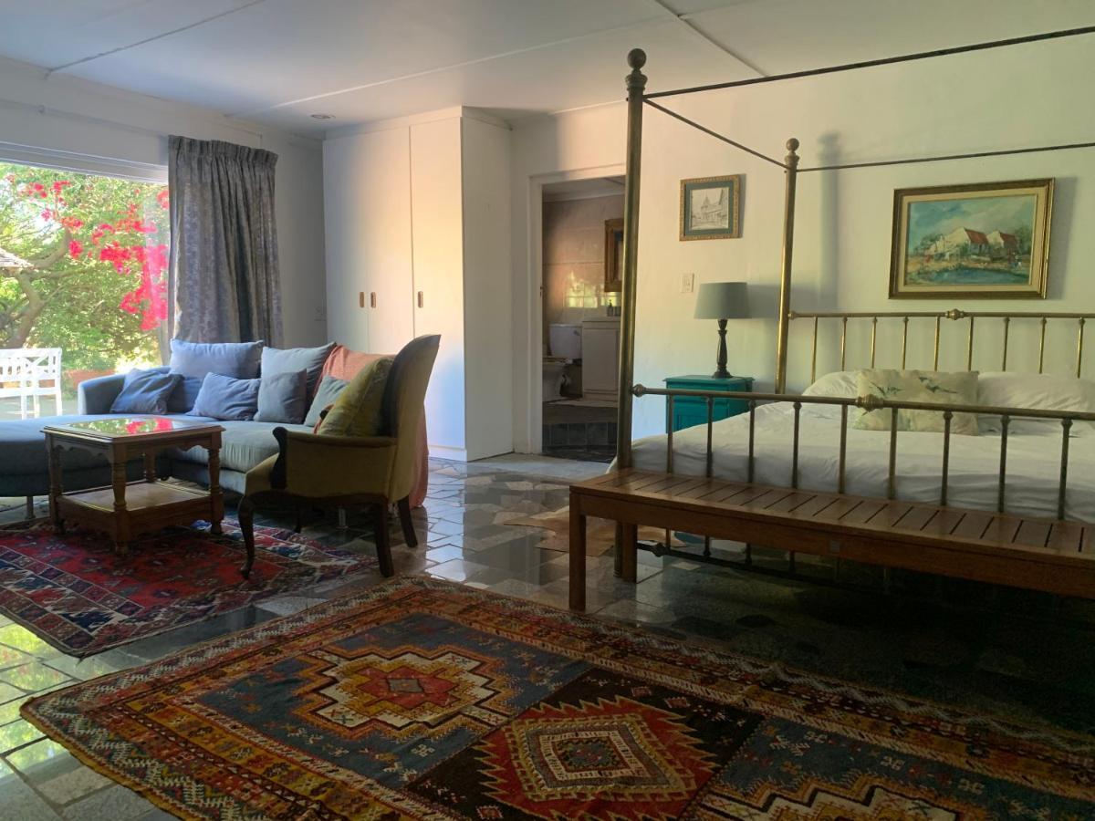 The Little Hideaway Guesthouse สเตลเลนบอช ภายนอก รูปภาพ