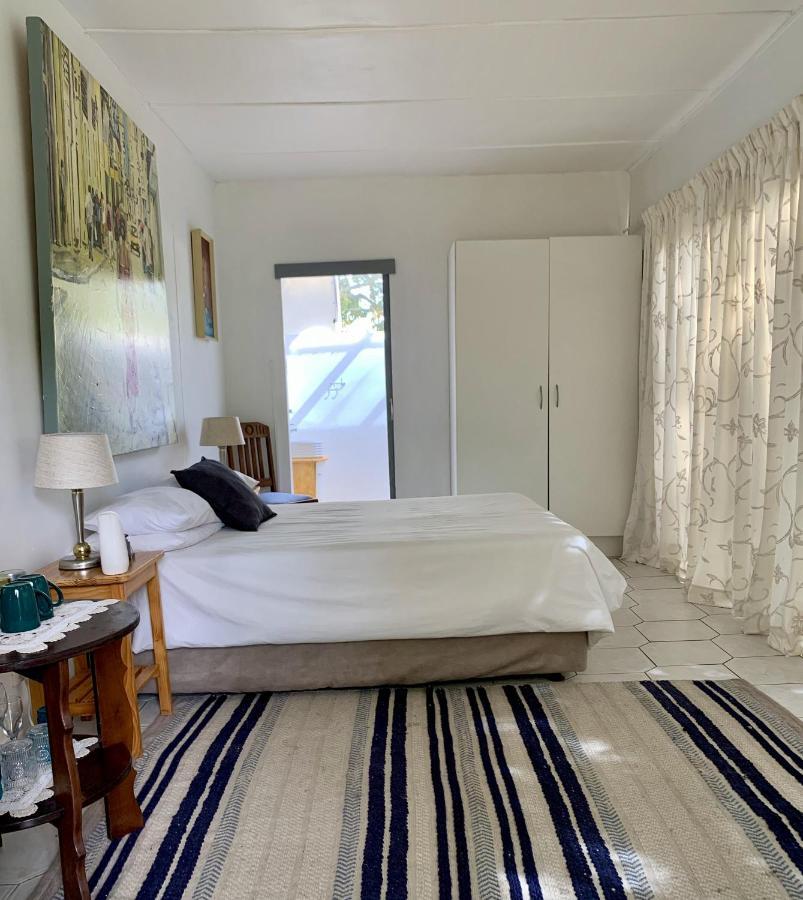 The Little Hideaway Guesthouse สเตลเลนบอช ภายนอก รูปภาพ