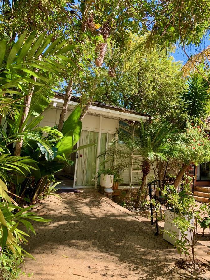 The Little Hideaway Guesthouse สเตลเลนบอช ภายนอก รูปภาพ