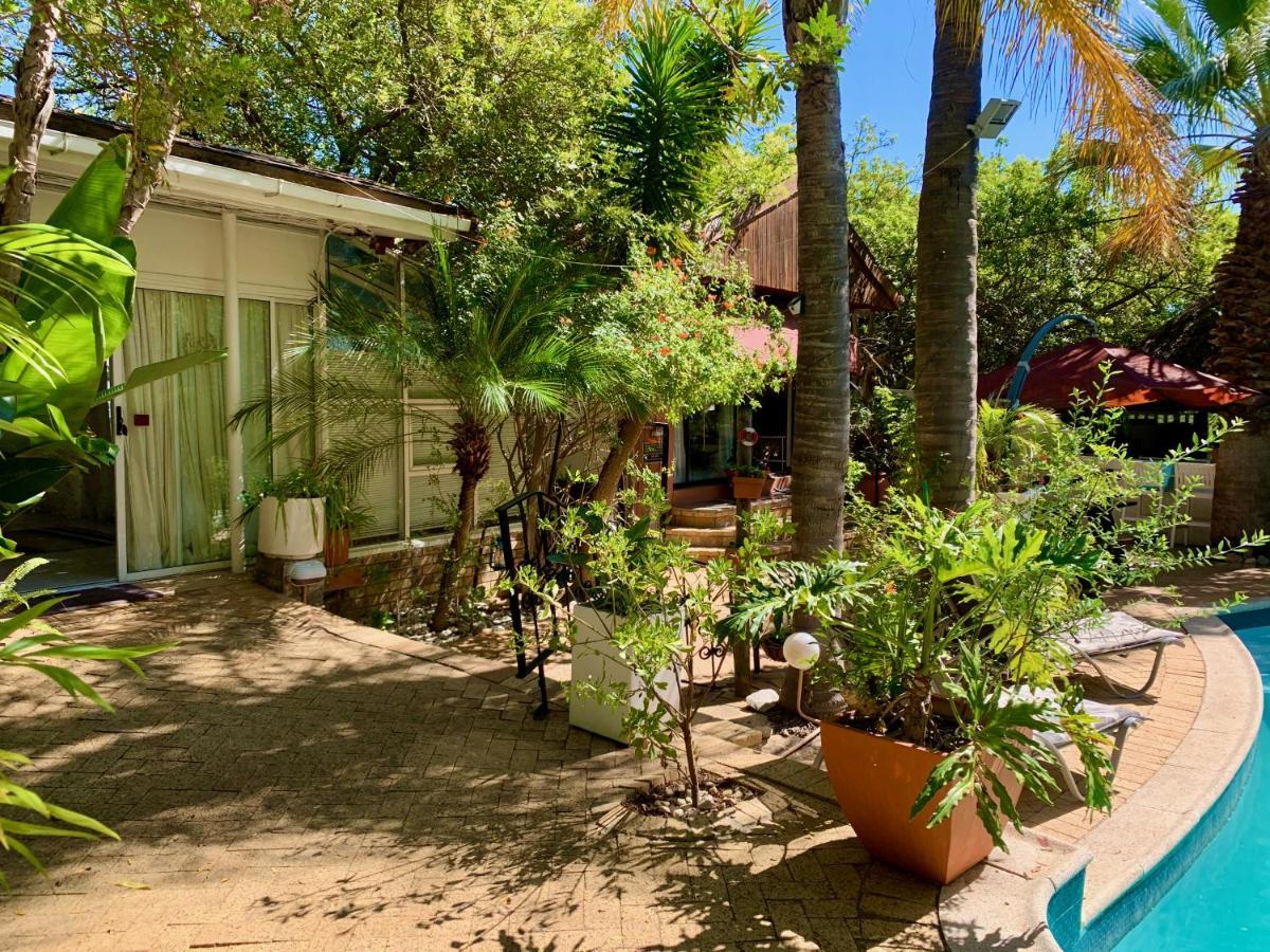 The Little Hideaway Guesthouse สเตลเลนบอช ภายนอก รูปภาพ