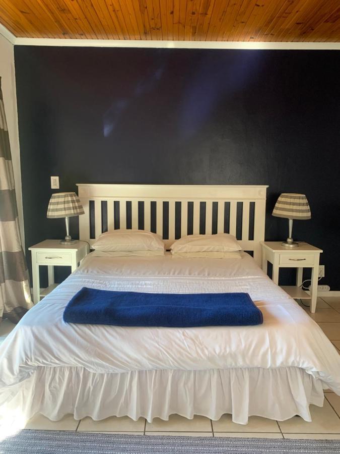 The Little Hideaway Guesthouse สเตลเลนบอช ภายนอก รูปภาพ